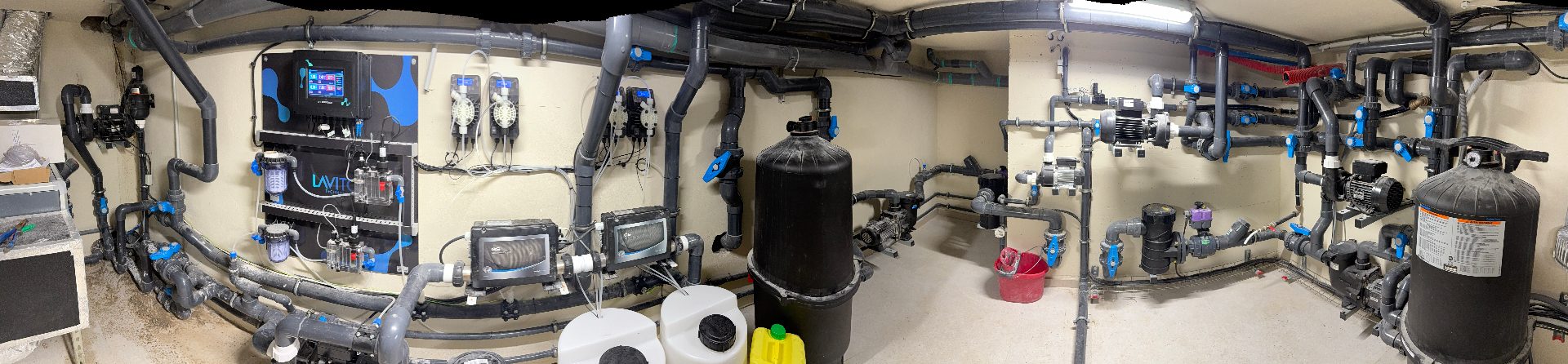 Vue panoramique du local technique : filtres à cartouches Hayward, pompes, régulation Lavito et réseau hydraulique